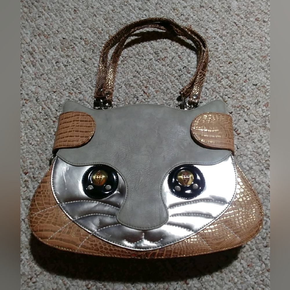 Amliya cat purse.
